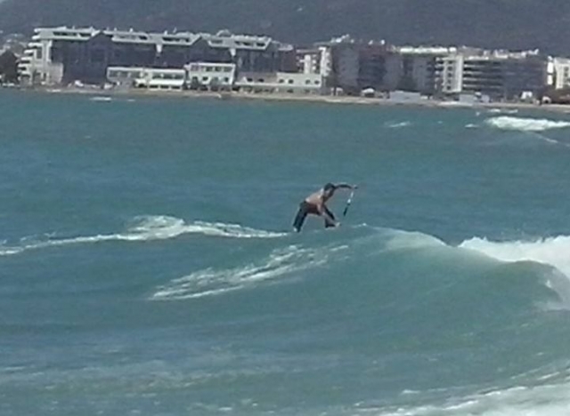 cogiendo olas en paddle surf